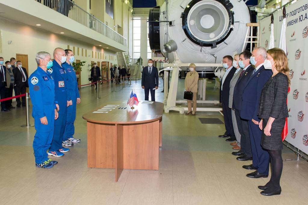 Expedition 64 backup crew members meet with mission managers