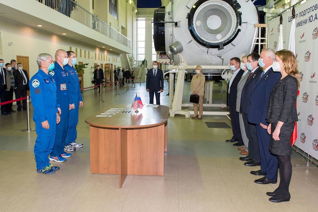 Expedition 64 backup crew members meet with mission managers