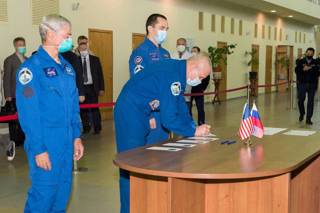 Oleg Novitskiy of Roscosmos signs in for his Soyuz qualification exams