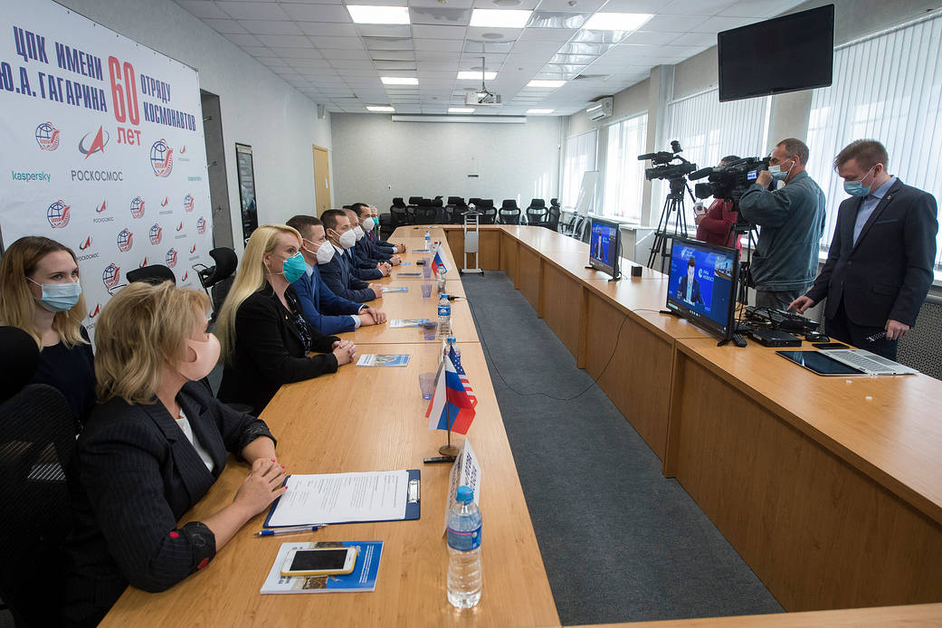 Expedition 64 prime and backup crew members