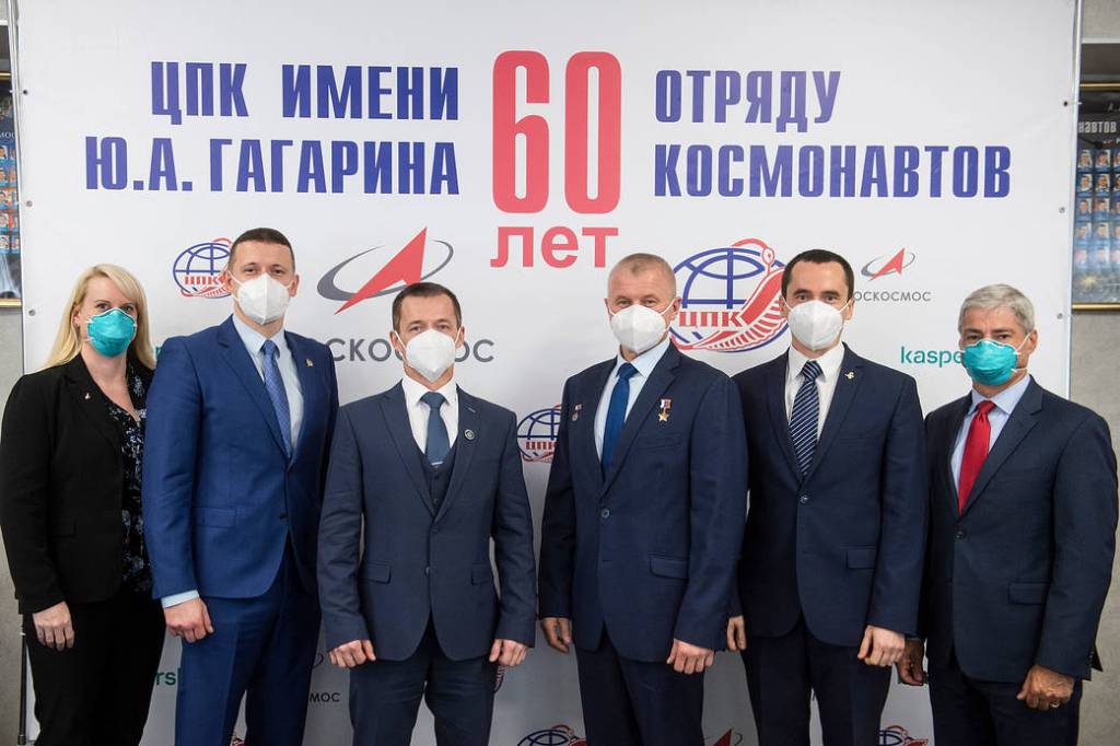 Expedition 64 prime and back up crew members