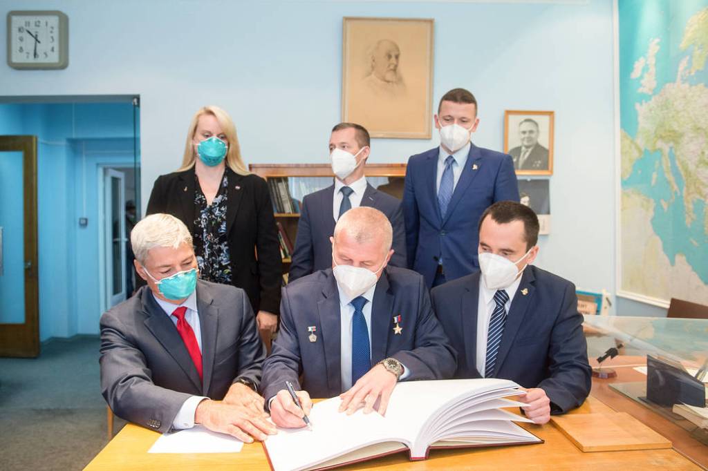 Oleg Novitskiy of Roscosmos signs a guest book