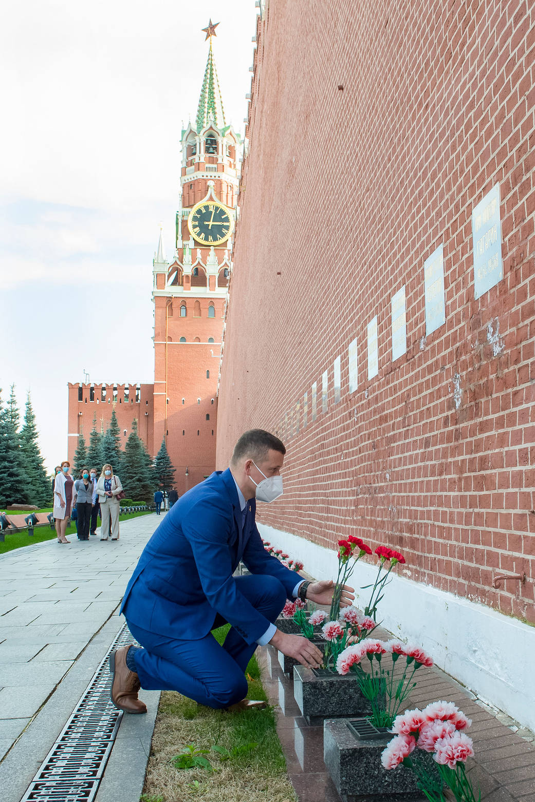 Sergey Kud-Sverchkov of Roscosmos lays flowers at Red Square