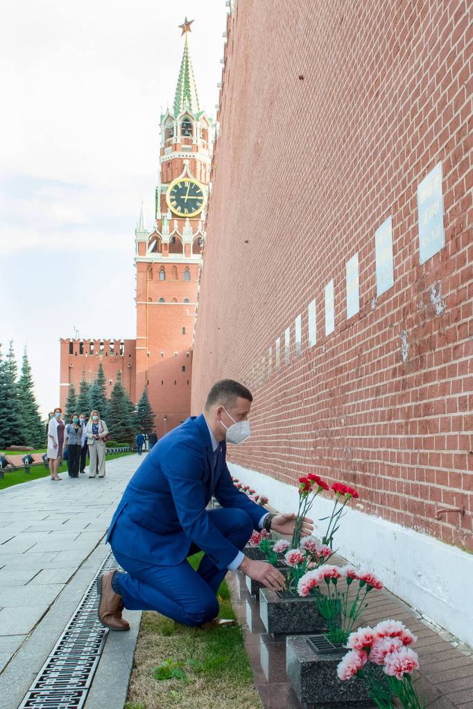 Sergey Kud-Sverchkov of Roscosmos lays flowers at Red Square