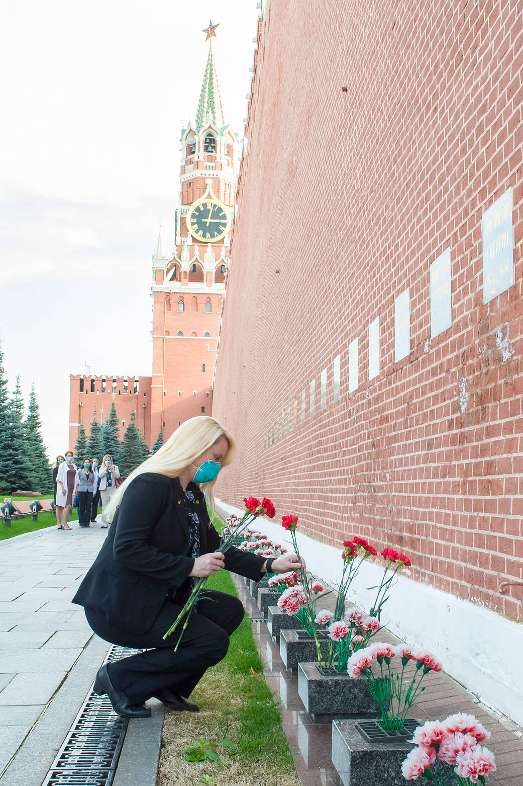 Kate Rubins of NASA lays flowers at Red Square