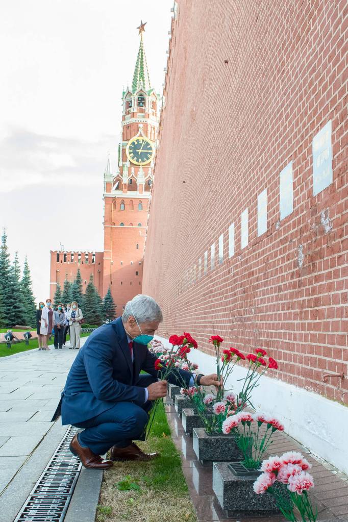 Mark Vande Hei of NASA lays flowers at Red Square