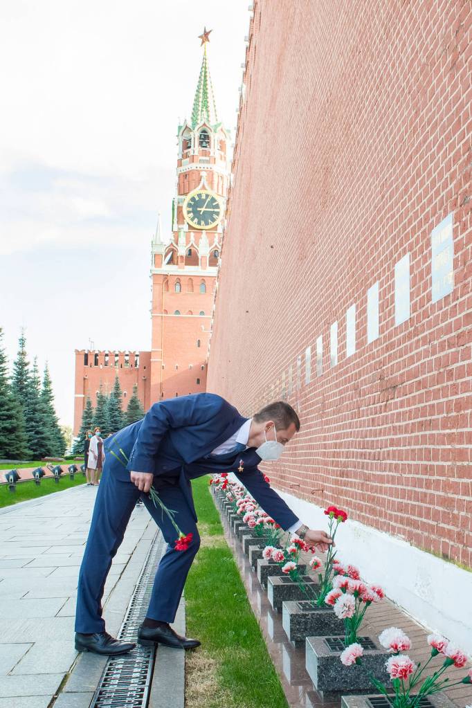 Sergey Ryzhikov of Roscosmos lays flowers at Red Square