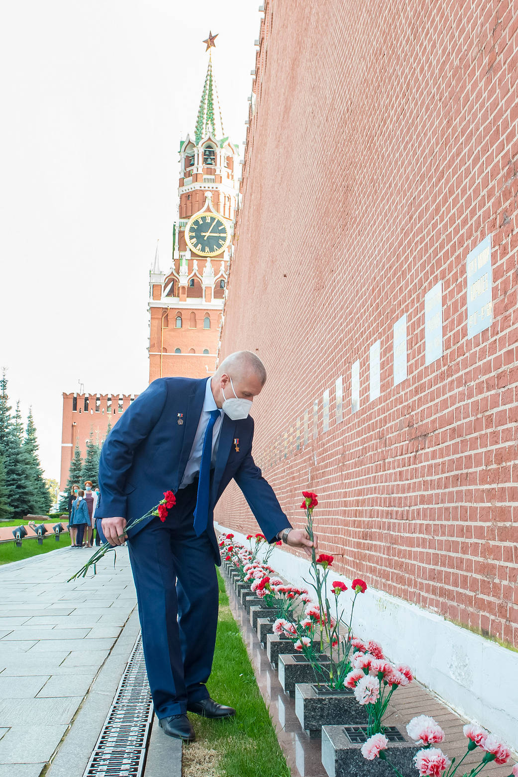 Oleg Novitskiy of Roscosmos lays flowers at Red Square