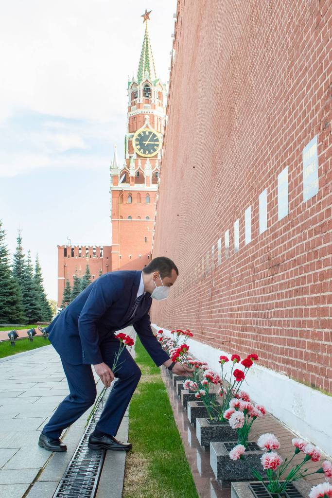 Petr Dubrov of Roscosmos lays flowers at Red Square