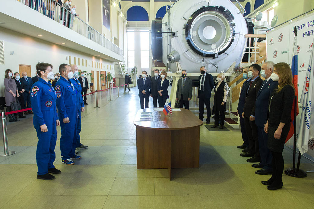 Expedition 65 backup crew members meet with mission managers