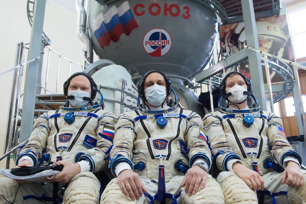 Expedition 65 backup crew members during Soyuz qualification exams