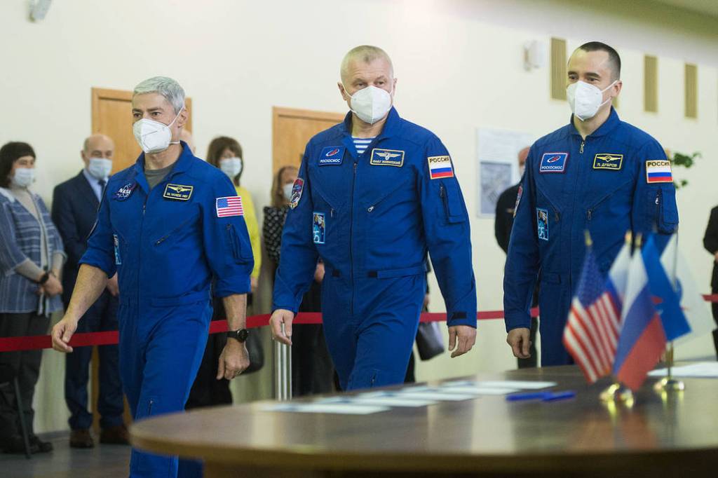Expedition 65 crew members arrive for Soyuz qualification exams