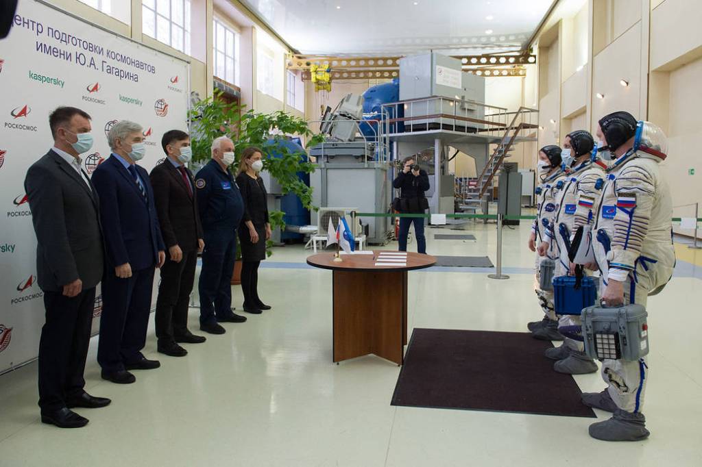 Expedition 65 backup crew members meet with mission managers