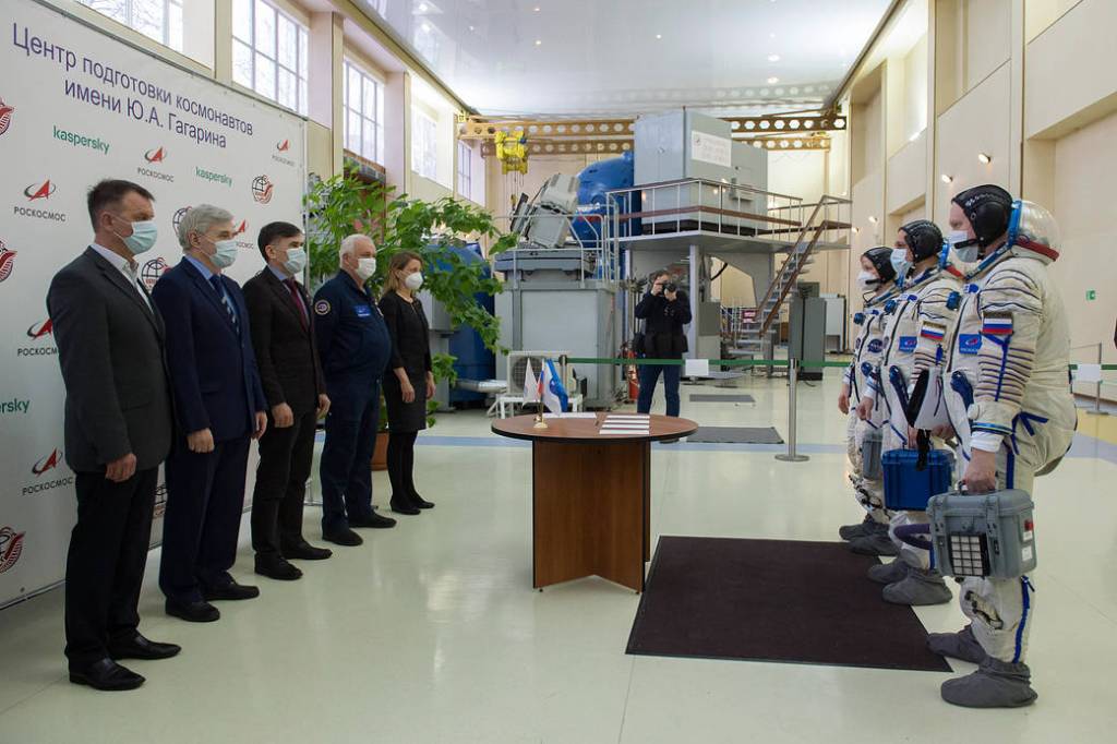 Expedition 65 backup crew members meet with mission managers