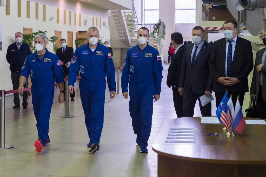 Expedition 65 crew members arrive for Soyuz qualification exams