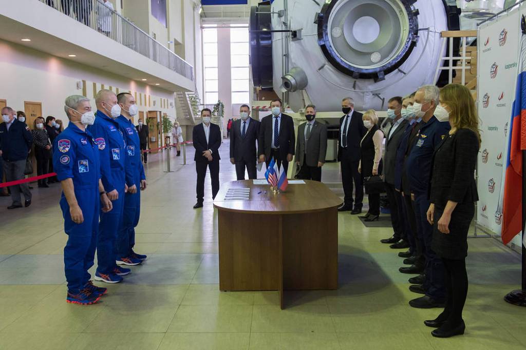 Expedition 65 crew members meet with mission managers