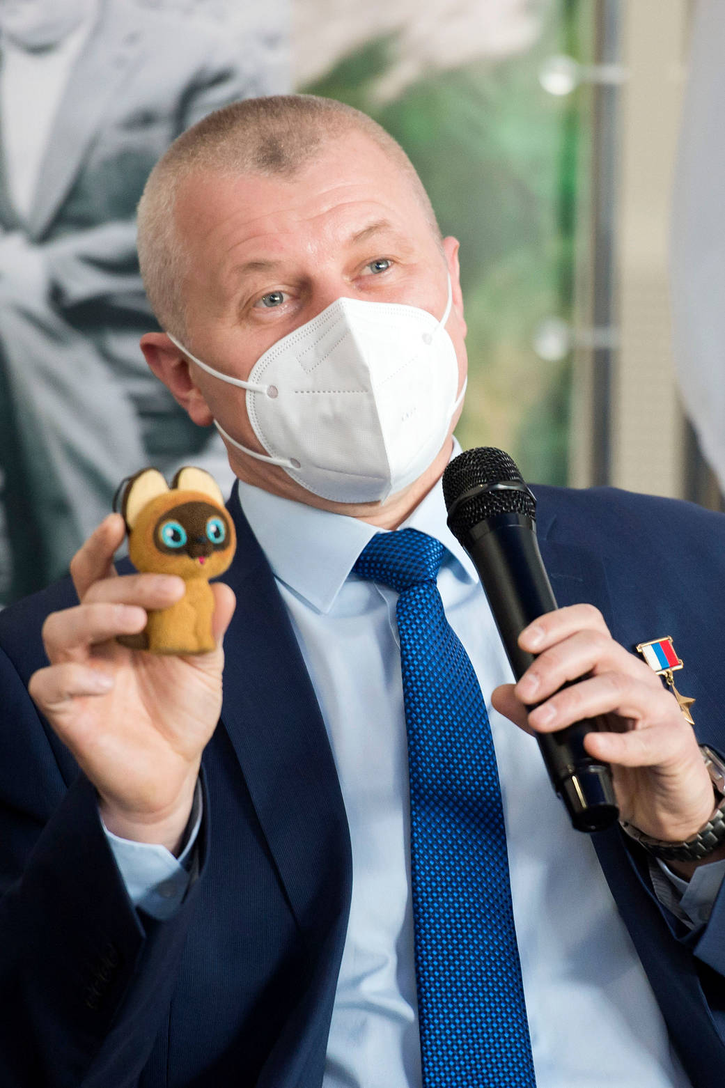 Oleg Novitskiy of Roscosmos holds up zero-G indicator