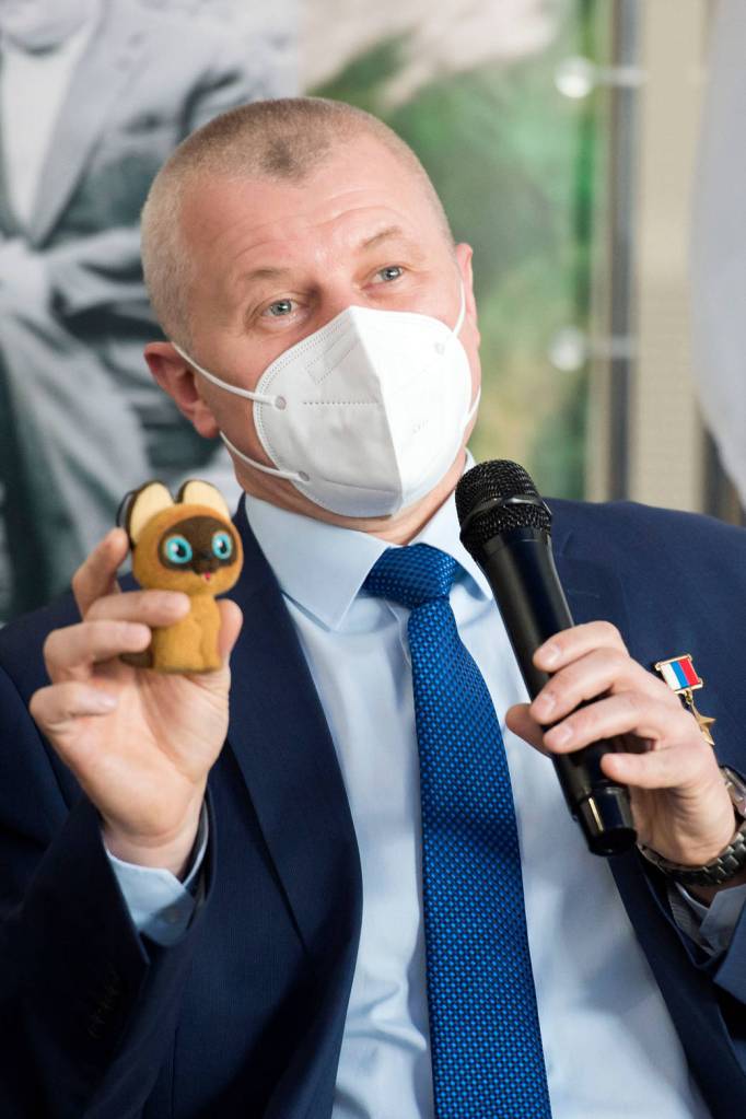 Oleg Novitskiy of Roscosmos holds up zero-G indicator