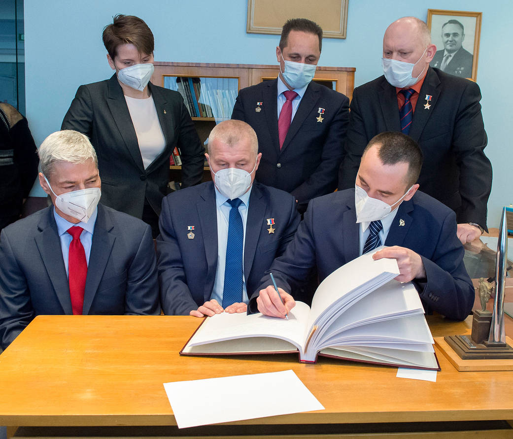 Pyotr Dubrov signs guest book at the Memorial study of Yuri Gagarin