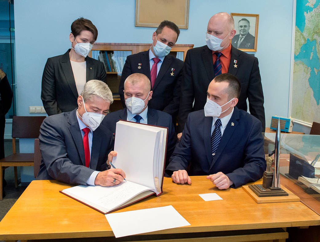 Mark Vande Hei signs guest book at the Memorial study of Yuri Gagarin