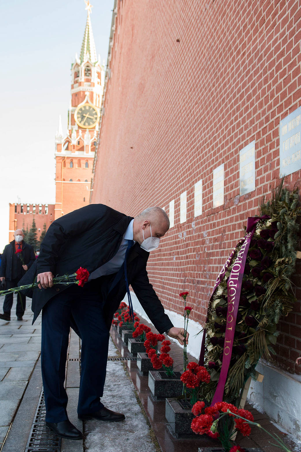 Cosmonaut Oleg Novitskiy lays flowers at Red Square