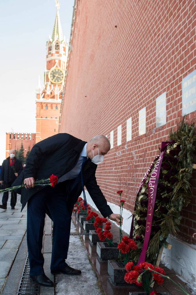 Cosmonaut Oleg Novitskiy lays flowers at Red Square