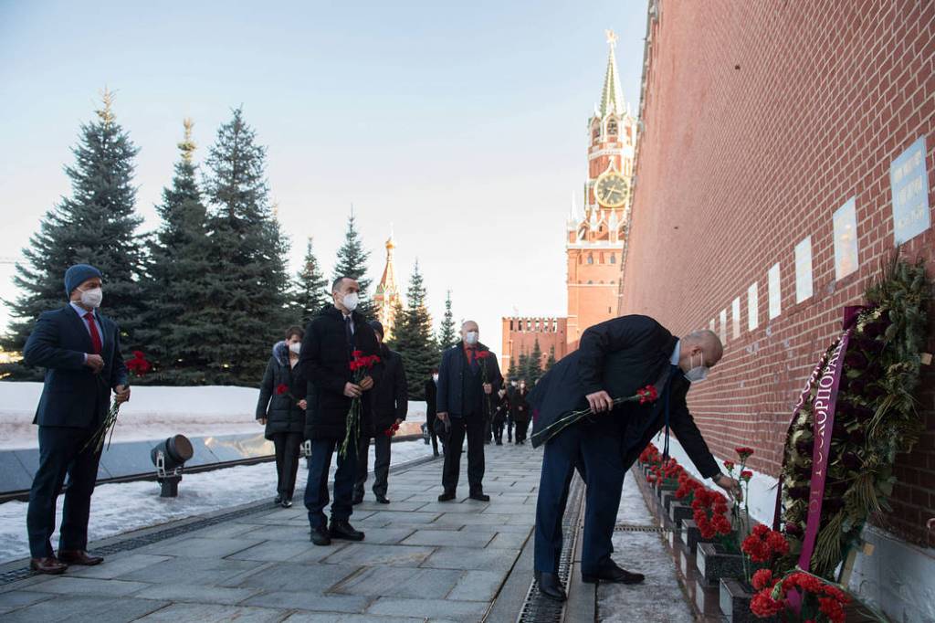 Cosmonaut Oleg Novitskiy lays flowers at Red Square