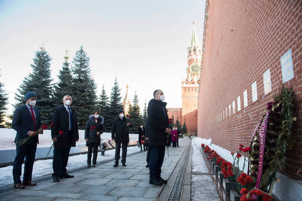 Cosmonaut Pyotr Dubrov lays flowers at Red Square