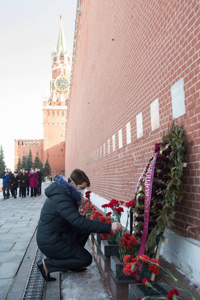 NASA astronaut Anne McClain lays flowers at Red Square