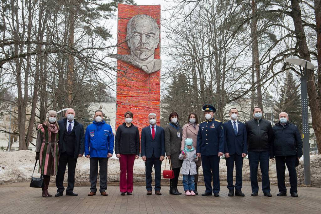 Friends and family join in for a photo with Expedition 65 crew members