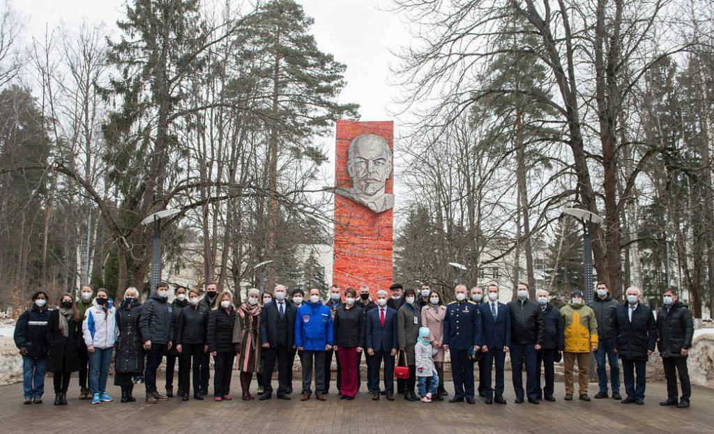 Group photo with Expedition 65 crew members during farewell ceremony