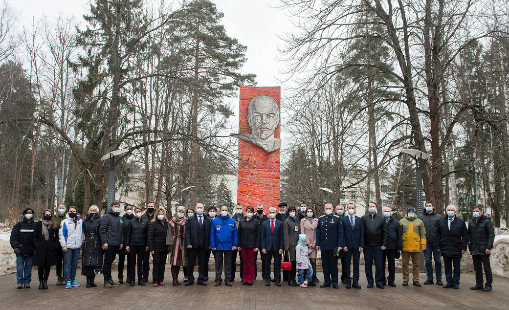 Group photo with Expedition 65 crew members during farewell ceremony