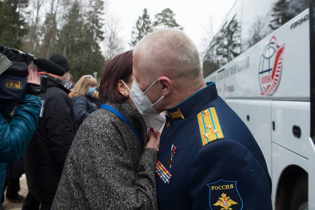 Family of cosmonaut Oleg Novitskiy of Roscosmos bids him farewell