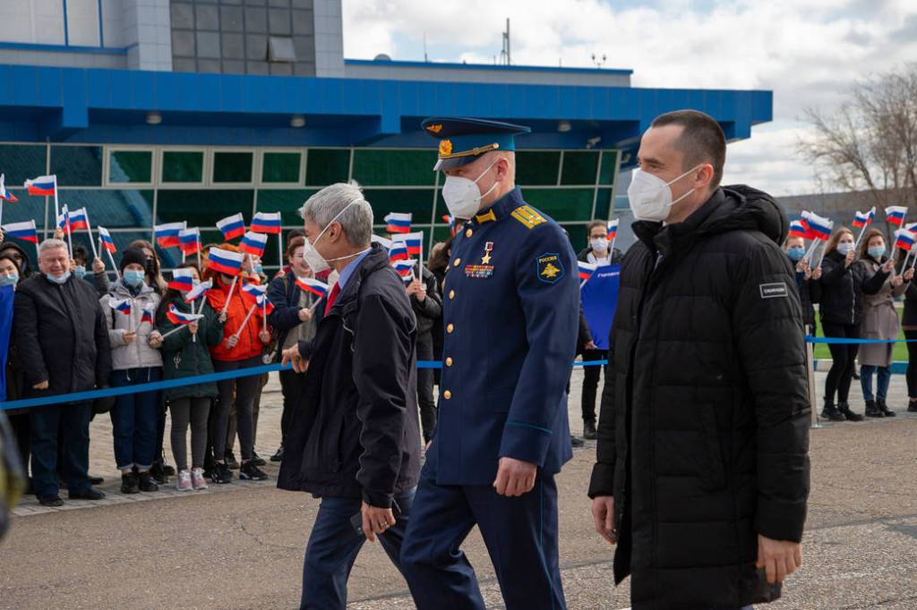 Expedition 65 prime crew members are greeted after arriving in Baikonur