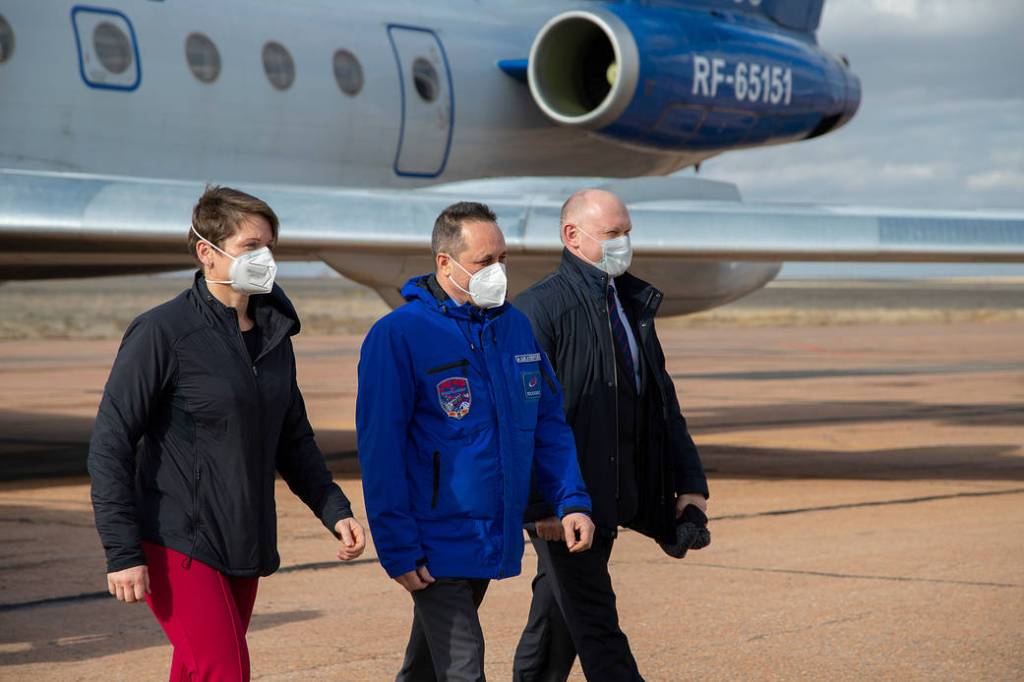 Expedition 65 backup crew members meet with mission managers
