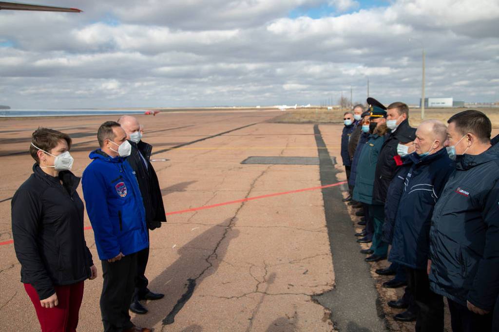 Expedition 65 backup crew members meet with mission managers