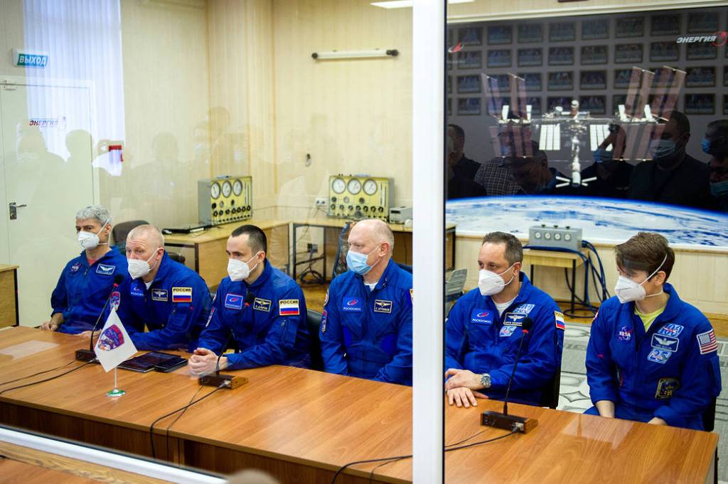 Expedition 65 prime and backup crew members behind glass for quarantine