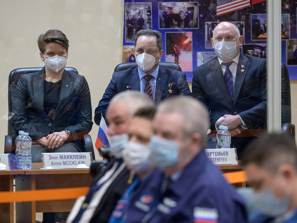 Expedition 65 crew during the State Commission meeting