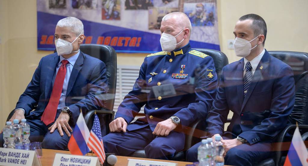 Expedition 65 crew during the State Commission meeting