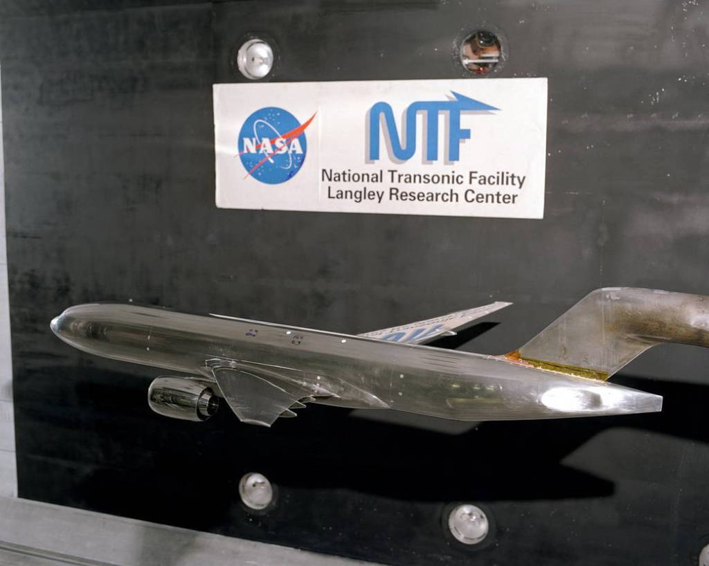 EL-2001-00041 Boeing 2.7% 777 model test in the National Transonic Facility