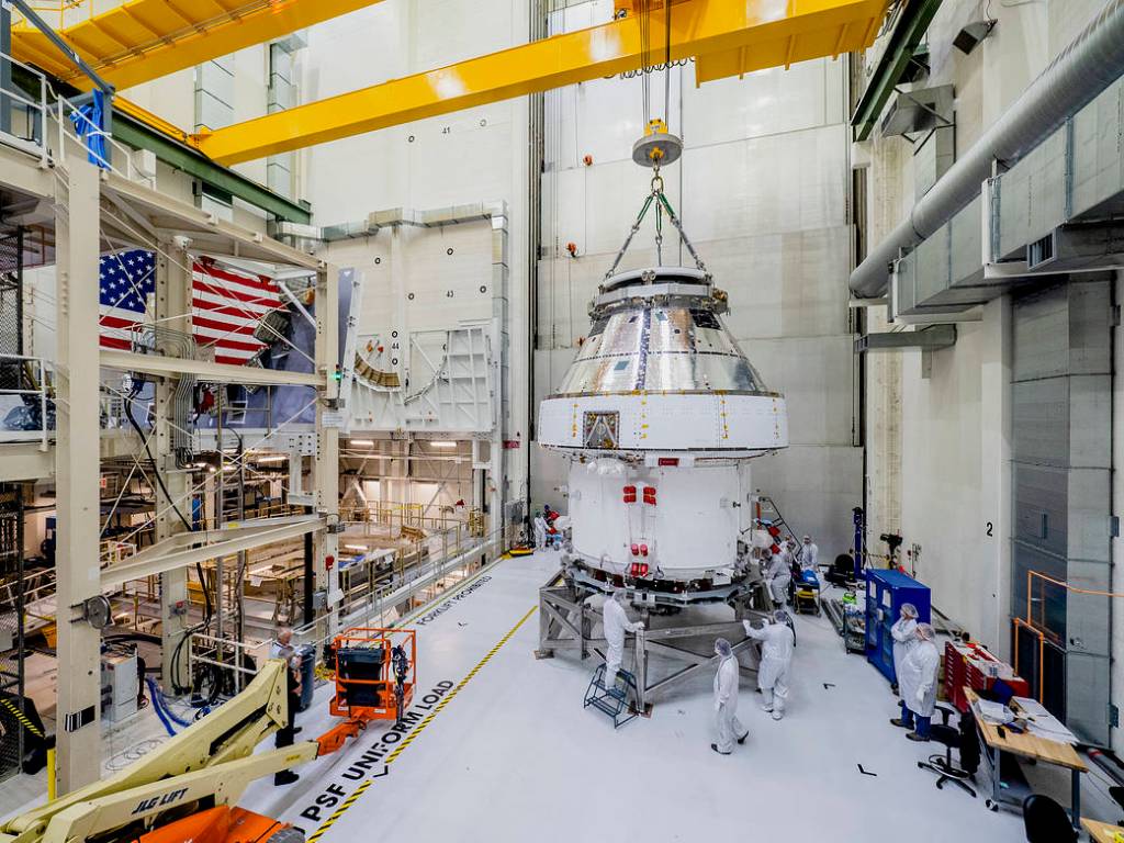 Orion Moved from Assembly Stand Ahead of Shipment to Ohio for Tests