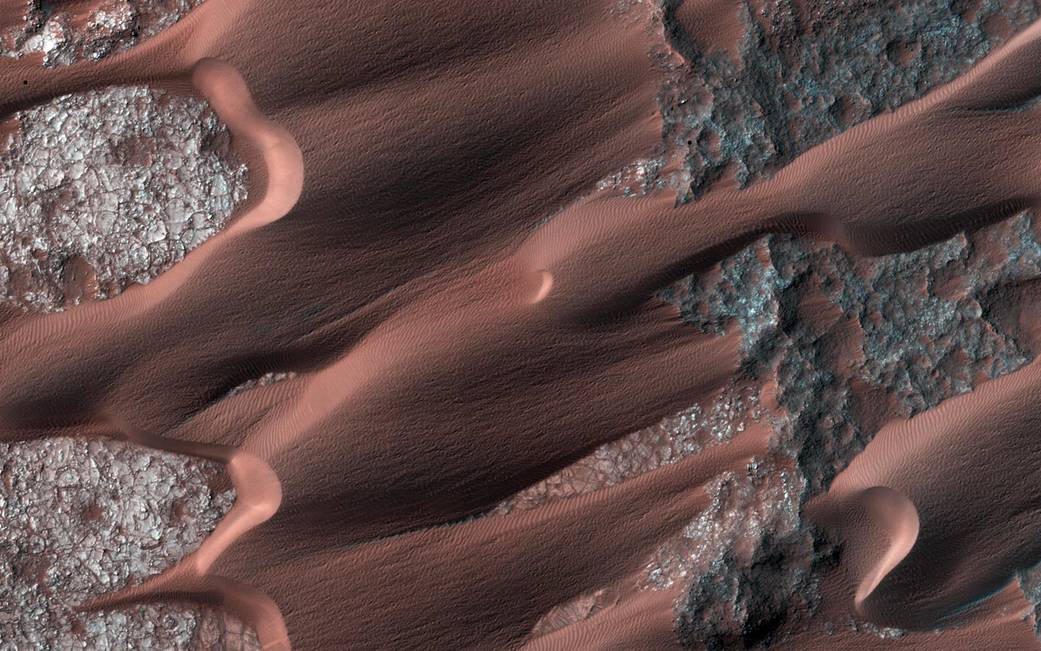 Nili Patera, one of the most active dune fields on Mars. Image Credit: NASA/JPL-Caltech/Univ. of Arizona
