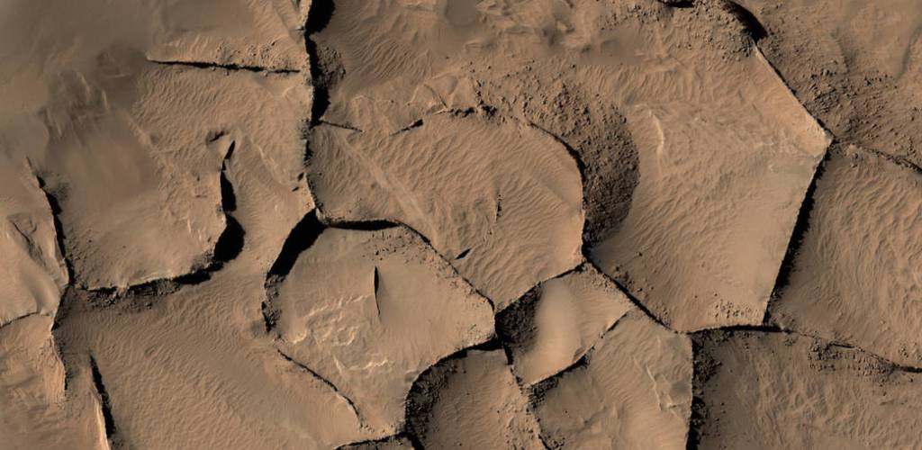 Blade-Like Martian Walls Outline Polygons