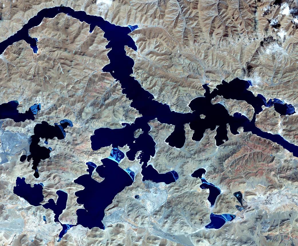Yamzho Yumco (Sacred Swan) Lake in Tibet 