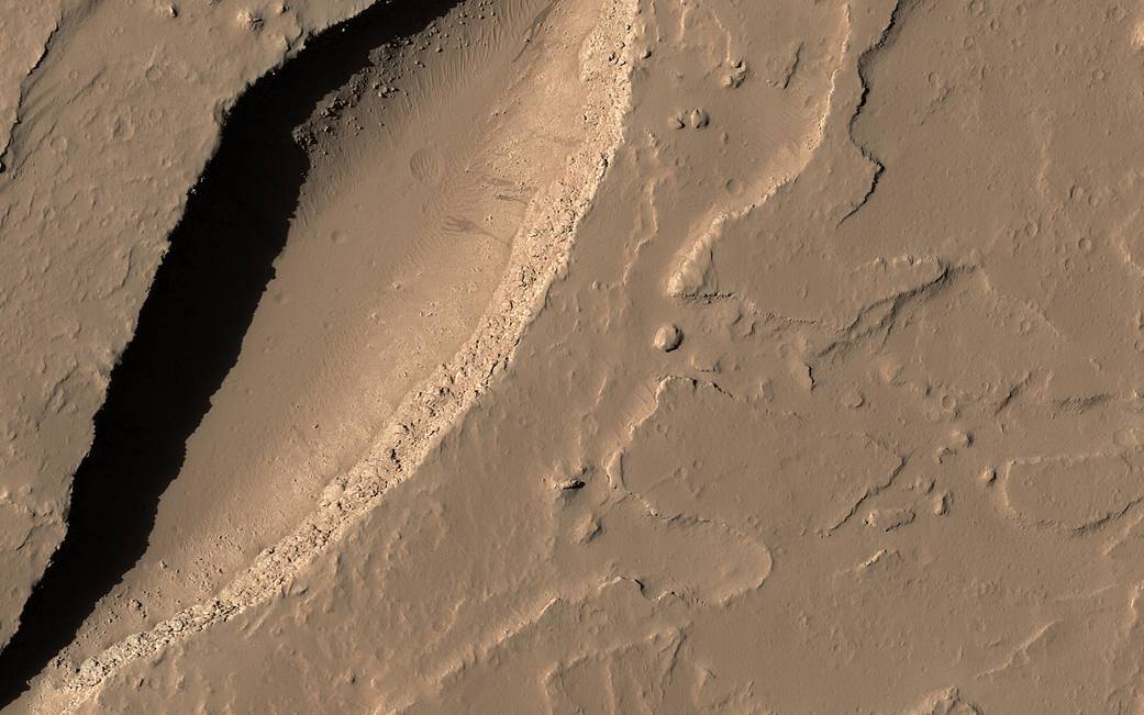 Volcanic fissures on Mars