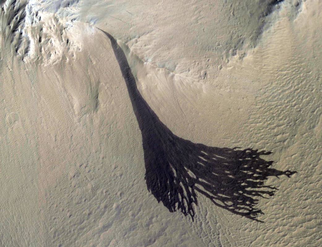 Streaks forming on slopes on Mars