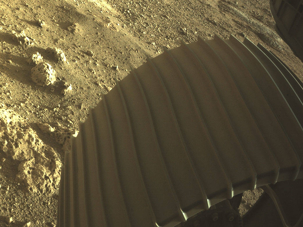 high-resolution image shows one of the six wheels aboard NASA’s Perseverance Mars rover