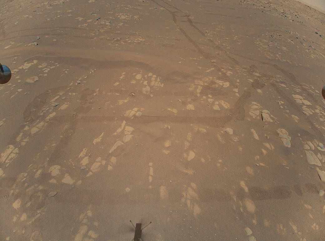 Image of trails on Mars