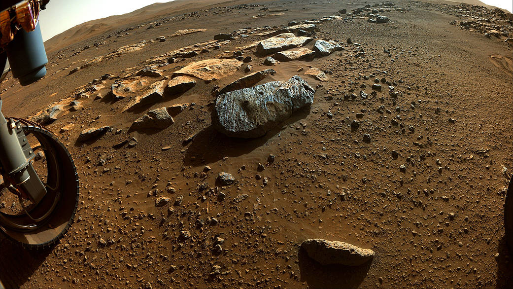 Two holes are visible in the rock, nicknamed “Rochette"