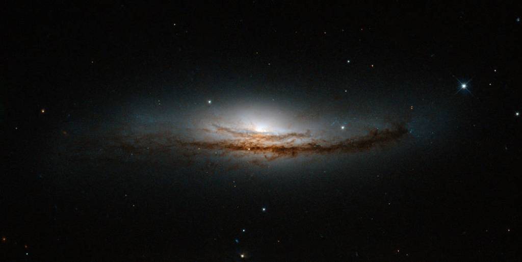 This new Hubble image is centered on NGC 5793, a spiral galaxy over 150 million light-years away in the constellation of Libra. 